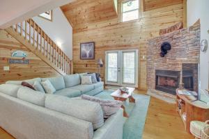 Posezení v ubytování Coosawattee River Resort Home Mins from Blue Ridge