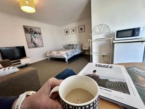 TV a/nebo společenská místnost v ubytování Your Mira Mar Hide Away