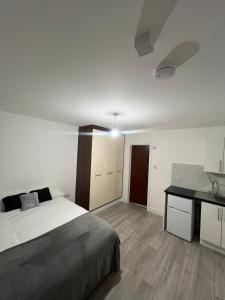 Postel nebo postele na pokoji v ubytování Goshawk Studio Apartments