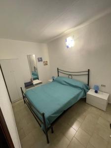 een slaapkamer met een groen bed en een spiegel bij da Paolone in Deiva Marina