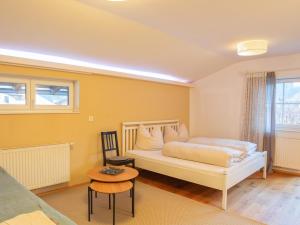 A bed or beds in a room at Rosenberger II