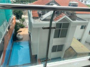 einen Balkon mit Poolblick in der Unterkunft Trinh CSJ Tower 169 Thuỳ Vân in Vũng Tàu + 42 Fotos