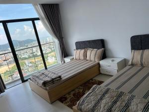 ein Schlafzimmer mit zwei Betten und einem großen Fenster in der Unterkunft Trinh CSJ Tower 169 Thuỳ Vân in Vũng Tàu