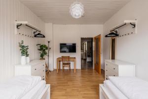 1 dormitorio con 2 camas y comedor en Centrally located 2-room apartment, en Hannover