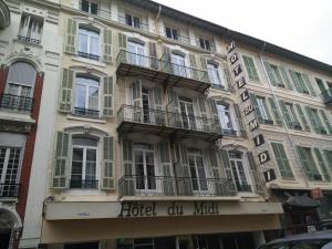 een hotel aan de zijkant van een gebouw bij Hotel Du Midi in Nice