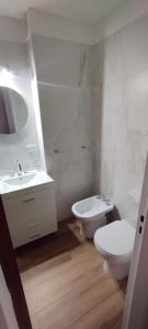 マル・デル・プラタにあるAmplio y luminoso monoambiente a 100 mts del marのトイレと洗面台を備えた白いバスルーム