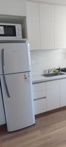 マル・デル・プラタにあるAmplio y luminoso monoambiente a 100 mts del marの白いキッチン(白い冷蔵庫、シンク付)