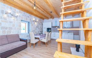 Kuchyňa alebo kuchynka v ubytovaní 2 Bedroom Beautiful Home In Drinovci