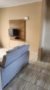 a room with a bed and a flat screen tv at Hostel Vista Mar in Porto Seguro