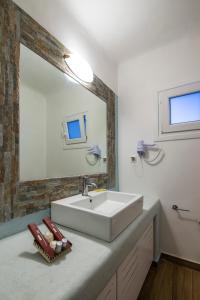 łazienka z umywalką i dużym lustrem w obiekcie Katerina View w mieście Mykonos