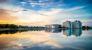 einen Blick auf einen großen Wasserkörper mit Gebäuden in der Unterkunft The Color Hotel in Hat Yai