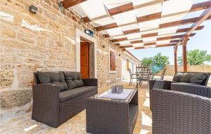 Posedenie v ubytovaní 2 Bedroom Beautiful Home In Drinovci