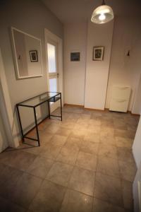 Zimmer mit einem Tisch und Fliesenboden in der Unterkunft Apartament Prusa in Bad Salzbrunn
