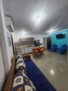 a living room with two beds and a kitchen at Apartamento soñado de Playa in El Marite