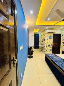 Gallery image of 1BR Indigo Haven Retreat with City Views in Rāmkot +37 photos