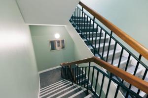 een bovenaanzicht van een trap in een huis bij River Walk Apartments in Derry Londonderry