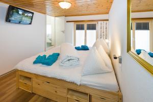 ein kleines Schlafzimmer in einem winzigen Haus in der Unterkunft Touring Cheminée in Grächen