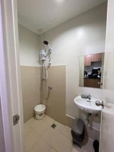 ein Badezimmer mit Dusche und Waschbecken in der Unterkunft Condo unit in The Loop Limketkai CDO in Cagayan de Oro