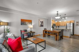 Kuchyň nebo kuchyňský kout v ubytování Modern Cabin Vibes with pool at The Lodges