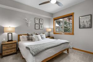 Postel nebo postele na pokoji v ubytování Modern Cabin Vibes with pool at The Lodges + 17 fotografií