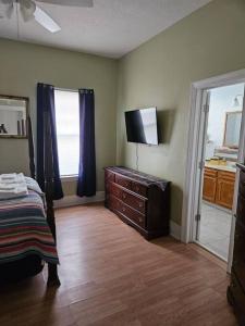 Ένα ή περισσότερα κρεβάτια σε δωμάτιο στο Chestnut Street Bungalow +61 φωτογραφίες