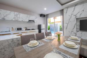 Η κουζίνα ή μικρή κουζίνα στο Sasi Pool Villa Phuket