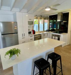 Kuchyň nebo kuchyňský kout v ubytování Renovated Beach House in the Heart of Mooloolaba + 19 fotografií