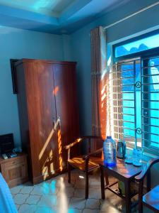 a room with a table and a chair and a window at Đồng Văn Hotel in Dồng Văn