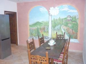jadalnia ze stołem i obrazem na ścianie w obiekcie San Zanobi Apartment we Florencji