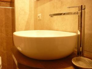 duża, biała umywalka z blatem w łazience w obiekcie San Zanobi Apartment we Florencji +24 zdjęcia