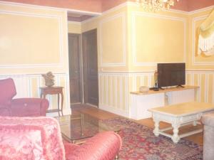 salon z kanapą i telewizorem w obiekcie San Zanobi Apartment we Florencji