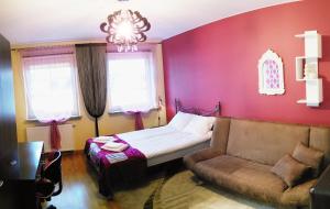 1 dormitorio con 1 cama y 1 sofá en Willa Jula en Białystok
