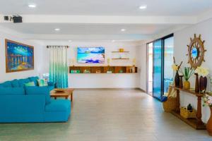 a living room with a blue couch and a table at Rancho Plèyades in Metalío