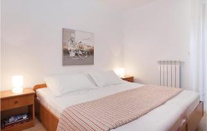 Posteľ alebo postele v izbe v ubytovaní Nice Apartment In Rabac With Kitchen