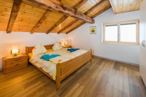 1 dormitorio con 1 cama de madera y 2 mesitas de noche en Touring Galerie, en Grächen