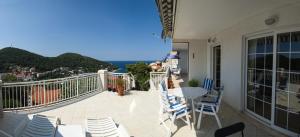 Un balcón con sillas y una mesa con vistas. en Studios Maslac, en Dubrovnik