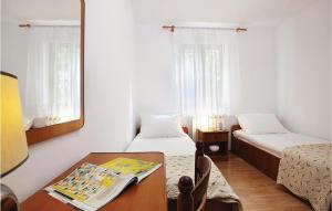 Posteľ alebo postele v izbe v ubytovaní Nice Apartment In Rabac With Kitchen