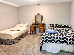 1 dormitorio con cama y mesa con espejo en The Foxhole on East Lake Okoboji, en Spirit Lake