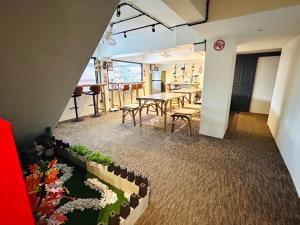 チェンマイにあるNonoteru Chiangmaiのダイニングルーム(テーブル、椅子付)の景色を望めます。