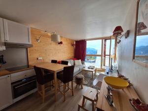 Η κουζίνα ή μικρή κουζίνα στο Appartement cosy 2 pièces 5 pers, balcon, Arc 1800 - FR-1-411-962 +13 φωτογραφίες