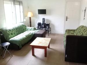 a living room with a couch and a coffee table at Piriápolis La Perla in Playa Verde