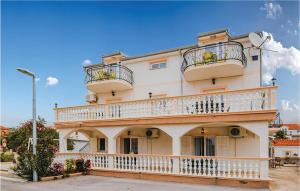 ein großes Gebäude mit Balkonen an der Seite in der Unterkunft Apartment Stablinec Iv,br, Cr in Vodice