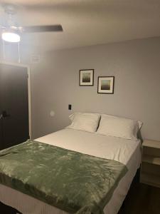 Ένα ή περισσότερα κρεβάτια σε δωμάτιο στο Cozy Haven with Premier Privacy 4 bedroom