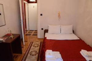 Ένα ή περισσότερα κρεβάτια σε δωμάτιο στο Apartmani Vivaldi Niš