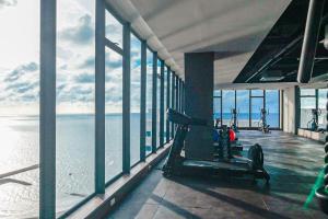 un gimnasio con vistas al océano en Dizztravel Apart Murano Centro Exclusivo apto 2701, en Cartagena de Indias