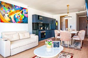 Una sala de estar con un sofá blanco y una mesa. en Dizztravel Apart Murano Centro Exclusivo apto 2701, en Cartagena de Indias