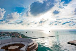 una piscina con vista al mar en Dizztravel Apart Murano Centro Exclusivo apto 2701, en Cartagena de Indias