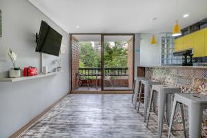 Una televisión o centro de entretenimiento en Apartamentos Ayamonte by HOUSY HOST