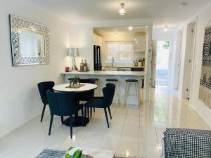 een keuken en woonkamer met een tafel en stoelen bij D101 Charming Apartment- Free Parking in Melbourne