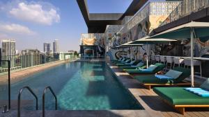InterContinental Residences Dubai Business Bay by IHG内部或周边的泳池
